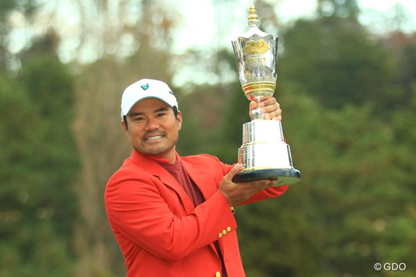 2013年 ゴルフ日本シリーズJTカップ 最終日 宮里優作 プロ11年目の宮里優作がついに悲願の優勝カップを掲げた