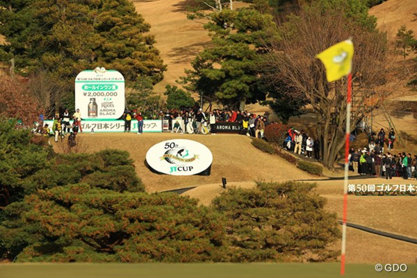 2013年 ゴルフ日本シリーズJTカップ 最終日 宮里優作 3打差を付けて最終18番ティショット。