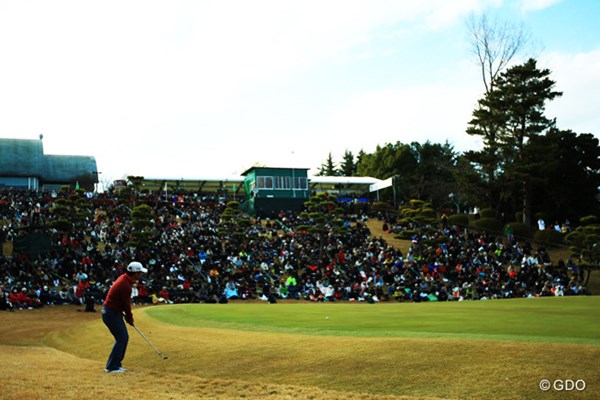 2013年 ゴルフ日本シリーズJTカップ 最終日 宮里優作 18番アプローチは大トップ。まさか・・・の空気が流れ始めます。