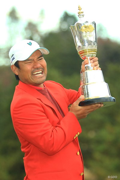 2013年 ゴルフ日本シリーズJTカップ 最終日 宮里優作 「重ーいっ！」と一言。そう、これが11年分の優勝トロフィーの重みですね。