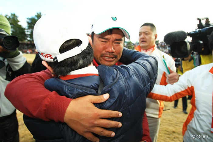 父・宮里優さんを見つけて、抱き合って号泣。 2013年 ゴルフ日本シリーズJTカップ 最終日 宮里優作