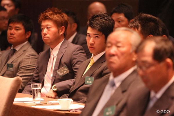 ジャパンゴルフツアー表彰式の前に、反社会的勢力対策セミナーに出席した選手たち