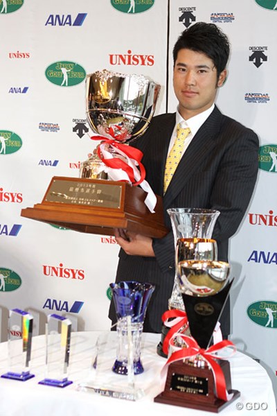 2013年 ジャパンゴルフツアー表彰式 松山英樹 この日受賞した9つのトロフィーを前に、写真に収まる松山英樹