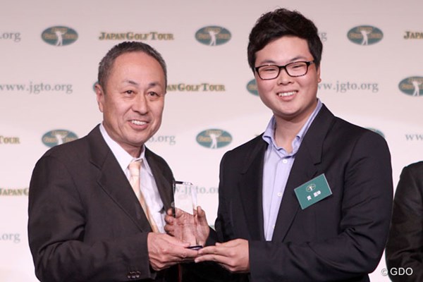 イーグル率賞とトータルドライビング賞を受賞したハン・ジュンゴン