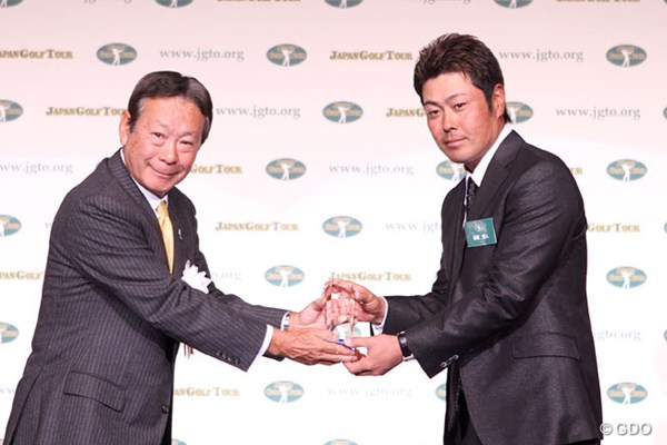 2013年 ジャパンゴルフツアー表彰式 谷原秀人 2度目の平均パット賞受賞となった谷原秀人