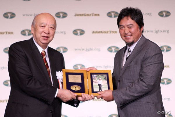 2013年 ジャパンゴルフツアー表彰式 尾崎智春 特別賞を受賞した尾崎将司の代理として出席した長男・尾崎智春氏