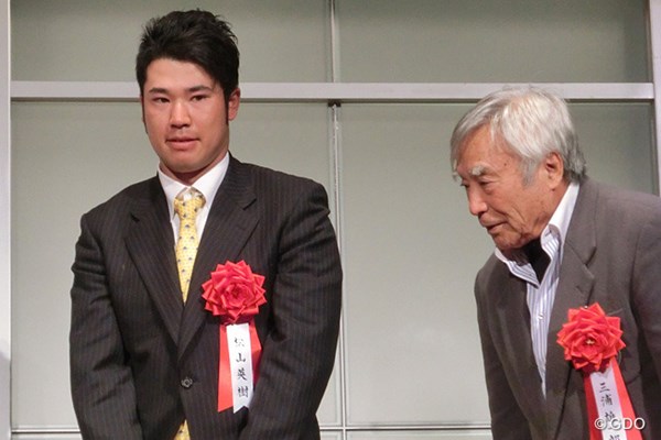 2013年 松山英樹 スポーツニッポンフォーラム「FOR ALL2013」の表彰式に出席した松山英樹。右は三浦雄一郎氏