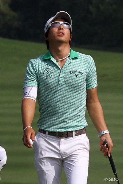 2013年 タイランドゴルフ選手権 初日 石川遼 後半4番はティショットを池に入れてボギー。思わず天を仰ぐ石川遼