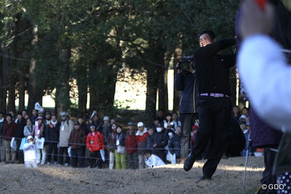2013 日立3ツアーズ選手権 池田勇太 最終ホール、ティショットを左に曲げた池田勇太は思いきりフックを掛けてグリーンを狙う
