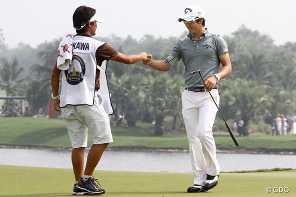 2013年 タイランドゴルフ選手権 最終日 石川遼 12番で3連続目のバーディを奪いグータッチ。15位タイに浮上して大会を終えた石川遼