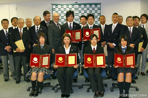 受賞者とJGA、及び学校関係者（前列左から木戸愛、森田理香子、川満陽香理）