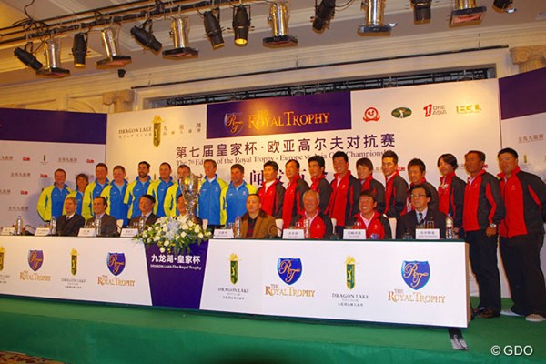 2013年 ザ・ロイヤルトロフィ 事前 集合写真 共同記者会見に臨んだアジア選抜と欧州選抜の面々