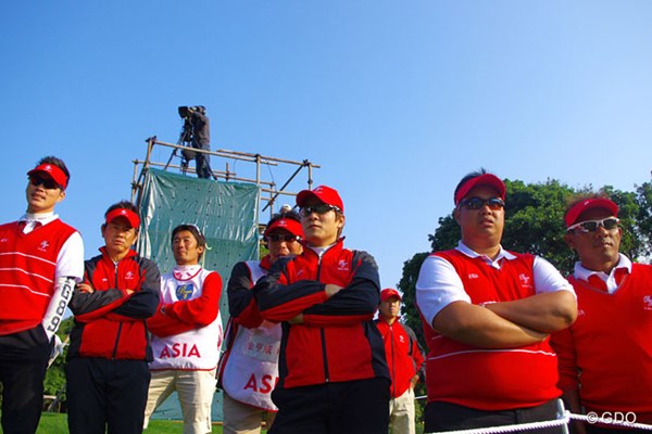 2013年 ザ・ロイヤルトロフィ 初日 アジア選抜チーム 最終組の中国ペアを応援する藤田寛之（左から2人目）らアジア選抜チーム