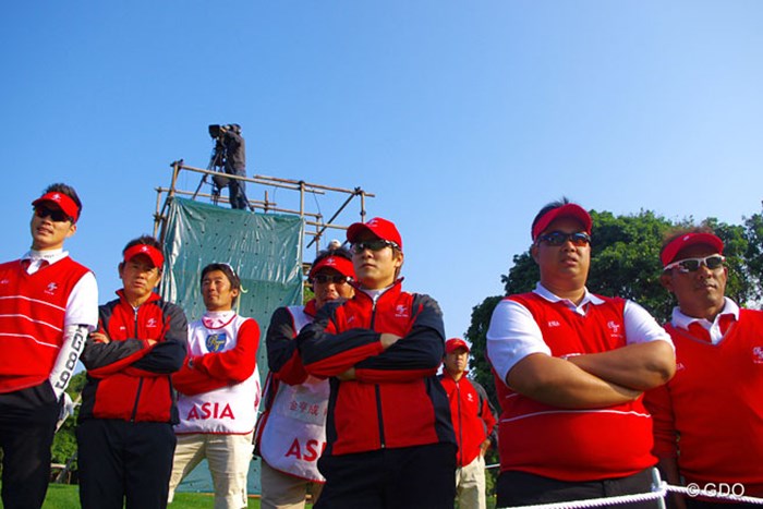 最終組の中国ペアを応援する藤田寛之（左から2人目）らアジア選抜チーム 2013年 ザ・ロイヤルトロフィ 初日 アジア選抜チーム