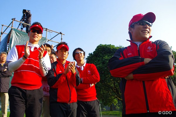 最終組の中国ペアを応援する藤田寛之、石川遼（中央）らアジア選抜チーム