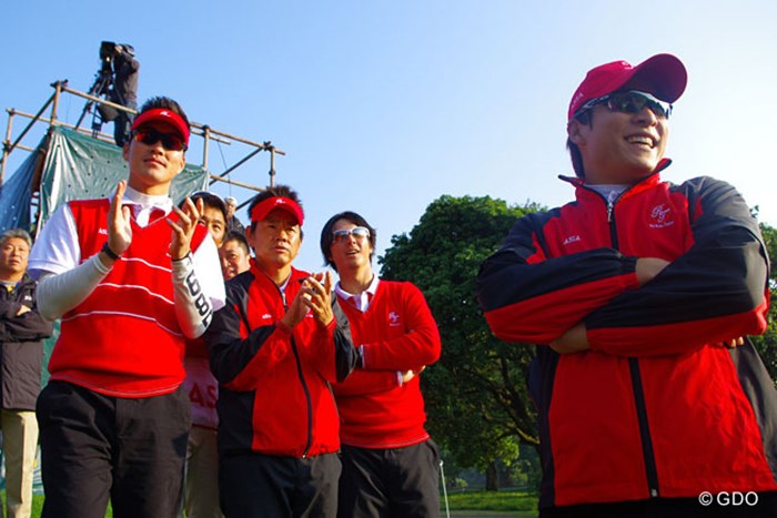 最終組の中国ペアを応援する藤田寛之、石川遼（中央）らアジア選抜チーム 2013年 ザ・ロイヤルトロフィ 初日 アジア選抜チーム
