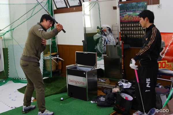 2013年 石川遼合同自主トレーニング  石川遼 “連続打ち”ができる練習器具「スイングノーム」で、アマチュアに指導する