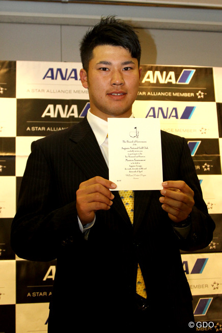 松山英樹が出国 「マスターズ」招待状も披露