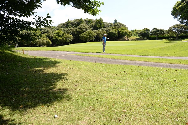 手前の抵抗のあるラフを飛び越える
