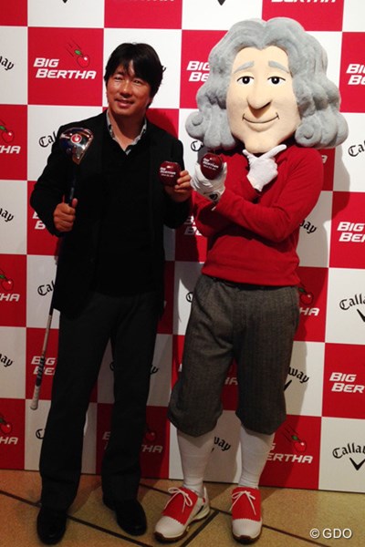 2014年  キャロウェイゴルフ記者発表 深堀圭一郎 深堀は新製品発表会でキャロウェイのキャラクター「ニュートンくん」と記念撮影。