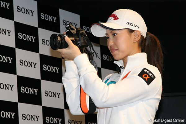 上田桃子 ソニー製のデジタル一眼レフカメラを手に「私、センスありますよ！」