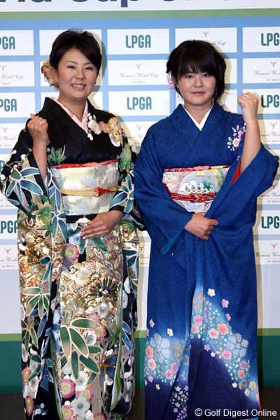 日本らしく晴れ着で登場した佐伯三貴（左）と諸見里しのぶ（右）