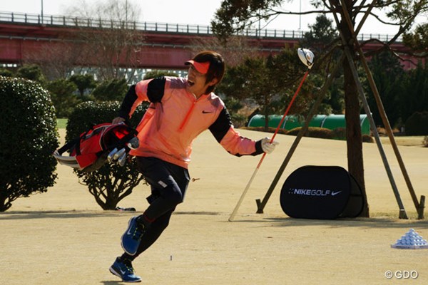 2014年 第1回日本スピードゴルフ選手権 キングコング・梶原さん 初参加のキングコング梶原さんは、張り切って9ホールのスピードゴルフにチャレンジした