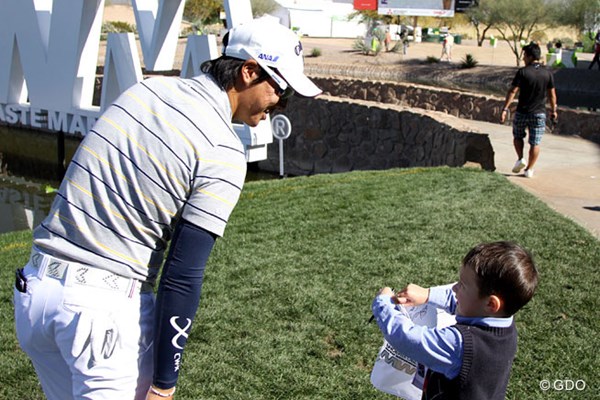 2014年 ウェイストマネジメント フェニックスオープン 事前 石川遼 練習ラウンド中、きさくに子供のサインに応じる石川遼。出場なるか？