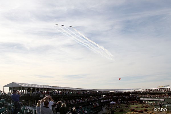 2014年 ウェイストマネジメント フェニックスオープン 事前 飛行機 さすがアメリカ。イベントに合わせて上空を飛行機の編隊が通過する