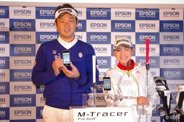 2014年 横峯さくら 「今年は海外で優勝争いを」。EPSONの新商品発表会に出席した横峯さくら（写真右）と堀尾研仁（左）