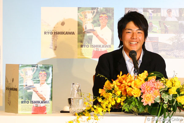 プロ初勝利の記念切手発売にハニカミ姿を見せた石川遼