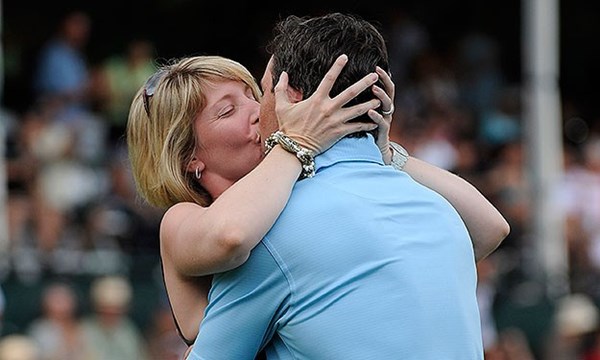 2014年 ノーザントラストオープン 2日目 2011年のソニーオープン優勝後、妻のエイミーから祝福のキスを受けるマーク・ウィルソン（写真：PGA Tour）
