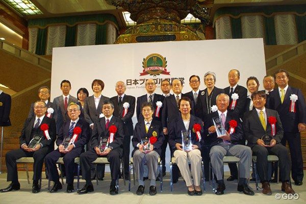 2014年  第2回日本プロゴルフ殿堂入り顕彰式典 集合写真 殿堂入りした青木功、樋口久子らを駆けつけた不動裕理らが祝福した