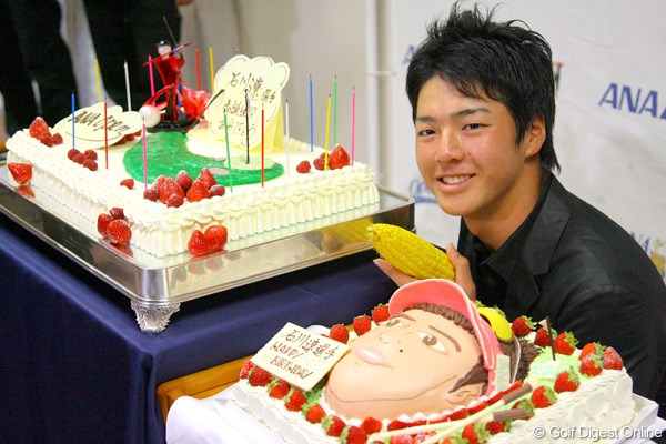 石川遼 17歳の誕生日を迎えた石川遼。ケーキ2つに挟まれて満面の笑顔だった