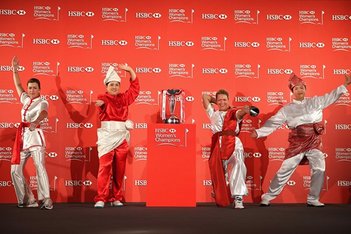 マーシャルアーツ姿を披露した女子プロたち。写真左からポーラ・クリーマー、朴仁妃、スーザン・ペターセン・フォン・シャンシャン（HSBC/Getty Images） 2014年 HSBC女子チャンピオンズ 事前