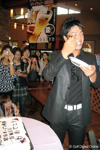石川遼 ファンの方々から贈られたケーキを美味しそうに頬張る石川遼