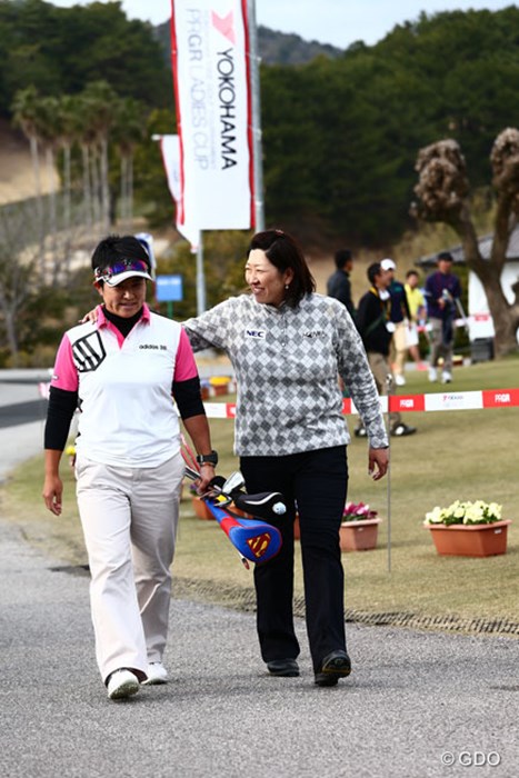 8月の“本番”に向け始動する福嶋晃子（右）。ちなみに息子は「目指せ公務員！」でゴルフは遊び程度しか許さないつもりだとか 2014年 ヨコハマタイヤPRGRレディスカップ 事前 福島晃子