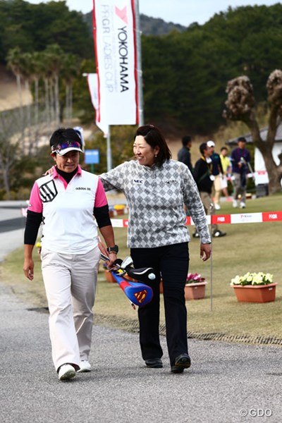 2014年 ヨコハマタイヤPRGRレディスカップ 事前 福島晃子 8月の“本番”に向け始動する福嶋晃子（右）。ちなみに息子は「目指せ公務員！」でゴルフは遊び程度しか許さないつもりだとか