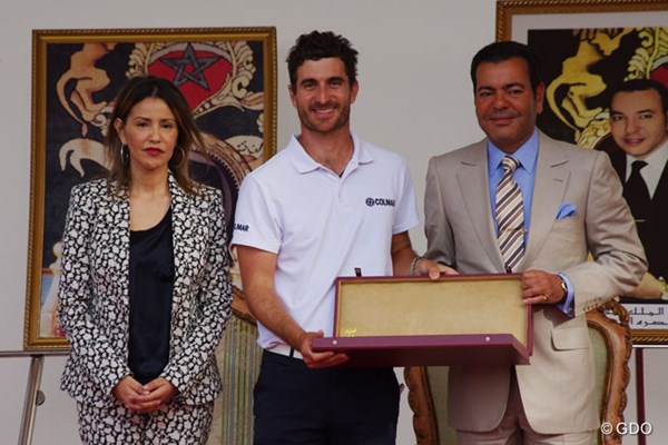 2014年 ハッサンII ゴルフトロフィー 最終日 アレハンドロ・カニサレス ツアー通算2勝目を飾ったA.カニサレス。表彰式に出席したムーレイ・ラシッド王子、ララ・メリヤム王女から祝福を受けた