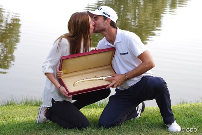 カメラマンのリクエストに応え、夫人とのお熱いキスを披露 2014年 ハッサンII ゴルフトロフィー 最終日 アレハンドロ・カニサレス