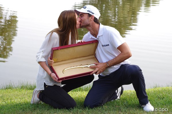 2014年 ハッサンII ゴルフトロフィー 最終日 アレハンドロ・カニサレス カメラマンのリクエストに応え、夫人とのお熱いキスを披露