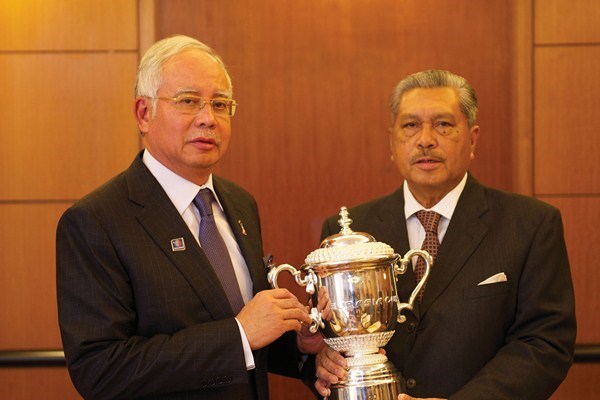 2014年 ユーラシアカップ 事前 トロフィー