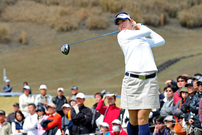 女王森田、今季初優勝へ首位浮上 原が1打差