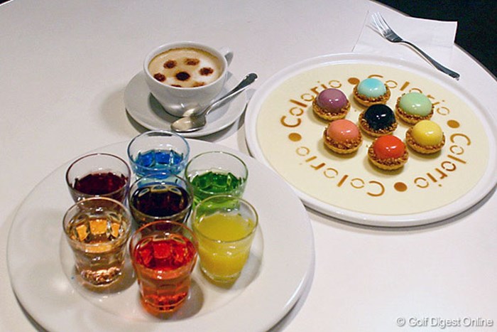 カフェのオリジナルメニュー。カラリオの6色ロゴがモチーフとなっている。 カフェのオリジナルメニュー