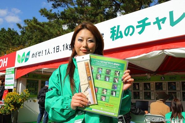 山内美紗子さん キャンペーンガールの山内美紗子さんが手にするのが、「私のチャレンジ宣言カード」と、参加賞のマイ箸だ。