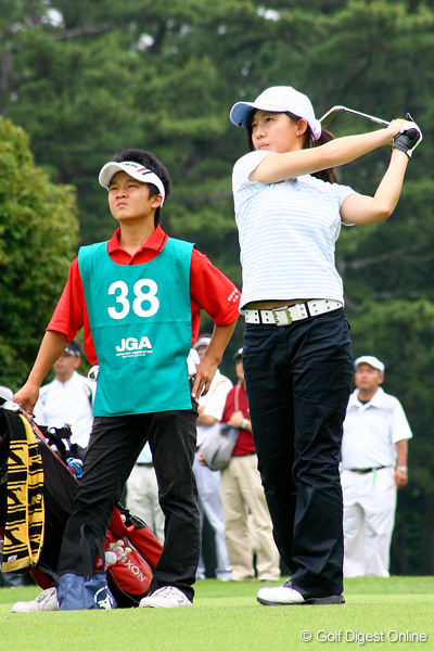 プロゴルファー香妻琴乃直筆サインA4フォト　キャディービブス 画像詳細 香妻琴乃 優勝候補は順当に予選突破！ 16歳の香妻琴乃が