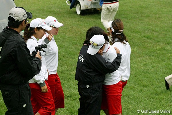 日本チーム 最終組の藤本がホールアウトすると、日本チームのメンバーは悔し涙を見せた