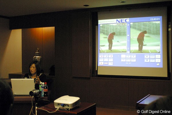 福嶋晃子 会見場で、スイングチェック時に使用しているNEC製の分析システムを実演する福嶋晃子