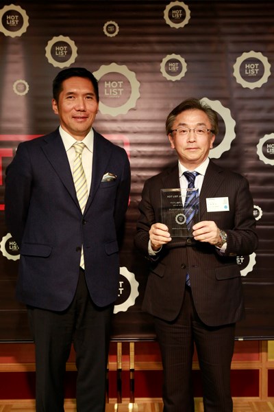 ギアニュース 2014年度『HOT LIST JAPAN』メダル授賞式を開催！ 右：ダンロップスポーツ株式会社 取締役専務執行役員 水野隆生氏。左：株式会社ゴルフダイジェスト・オンライン CEO 石坂信也