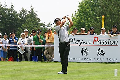 久保谷健一 今季のジャパンゴルフツアーが掲げるスローガンの看板の前で、飄々とティショット！
